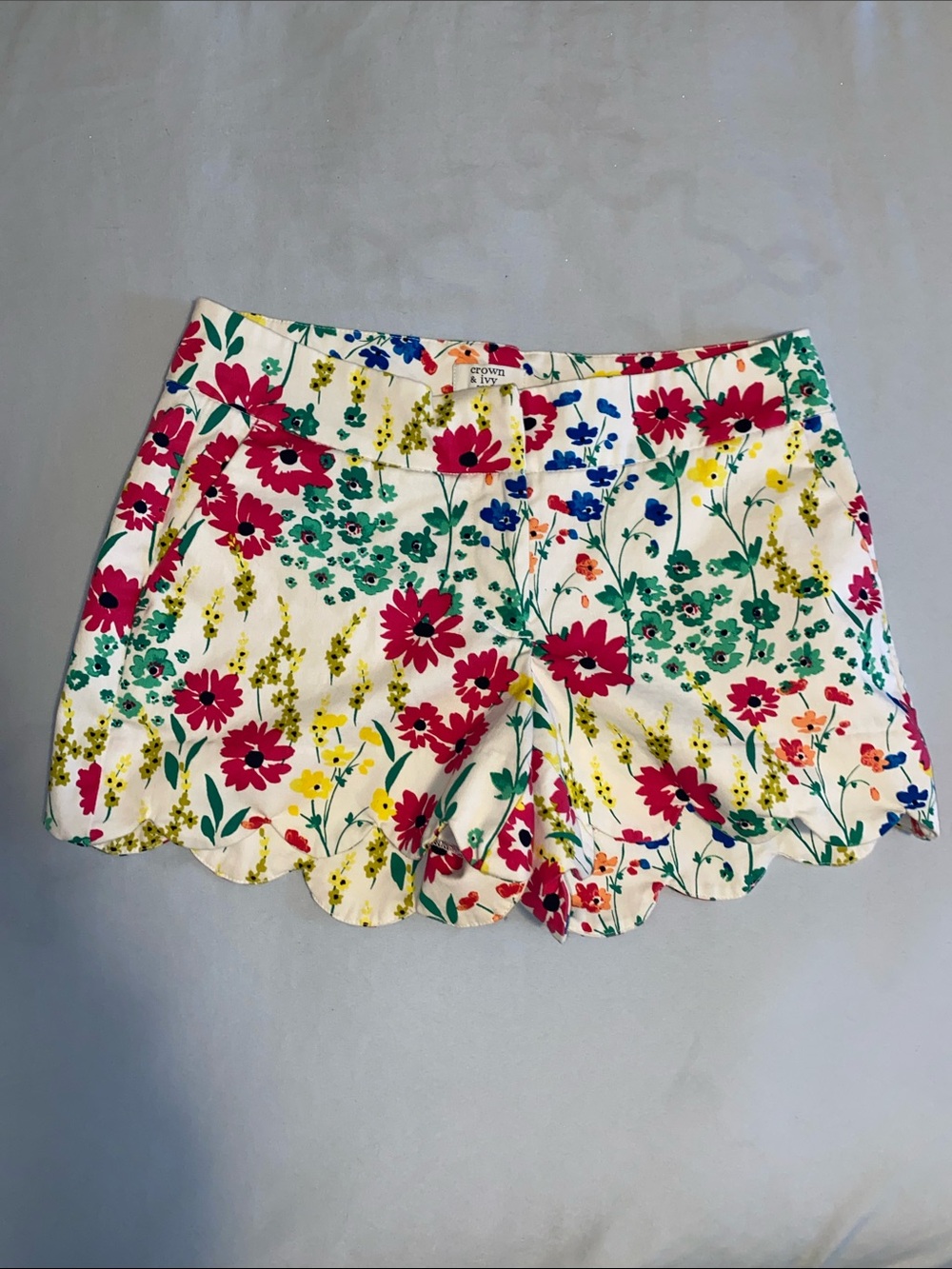 crown & ivy White Floral Scalloped Hem Women's Shorts